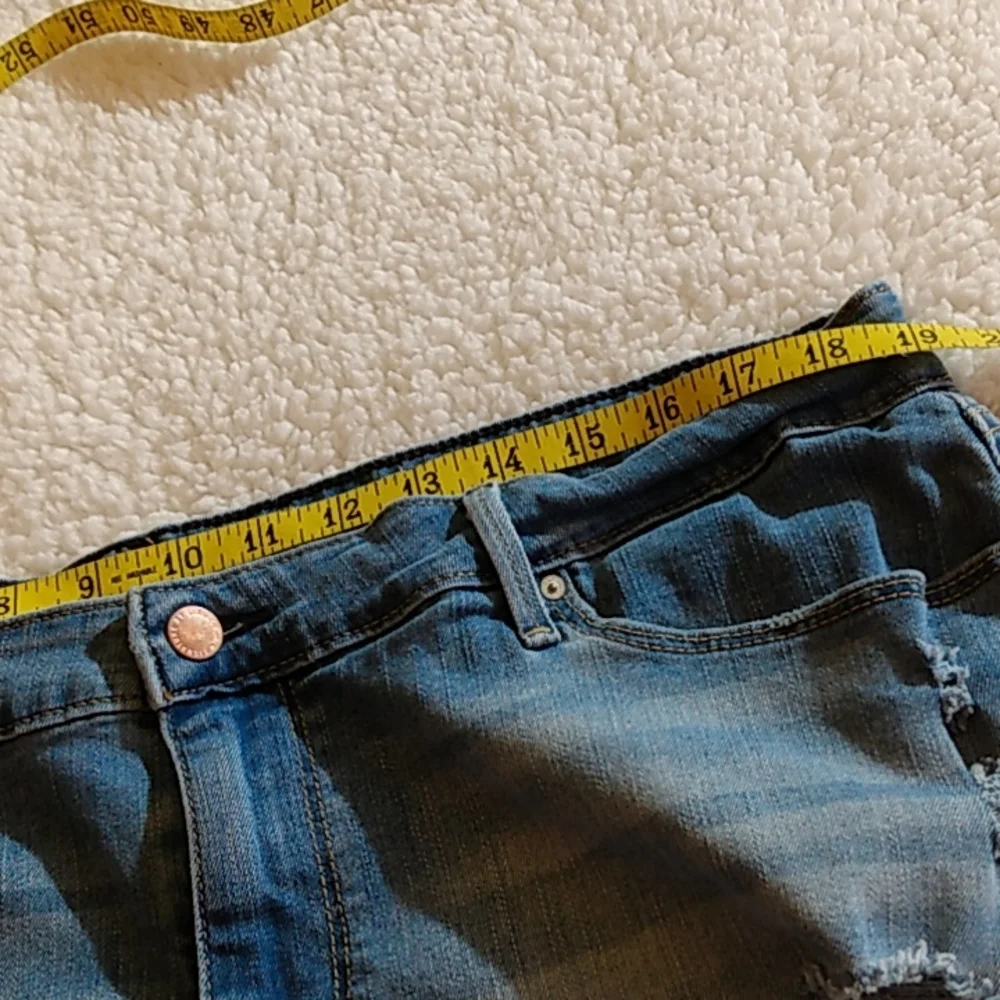 Levi Strauss & co., Distressed jeans shorts - Picture 9 of 10